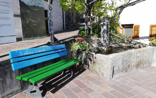 Foto di una panchina vicino ad una fontana