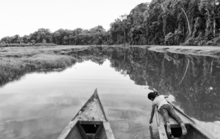 prua di una barca sul rio delle amazzoni
