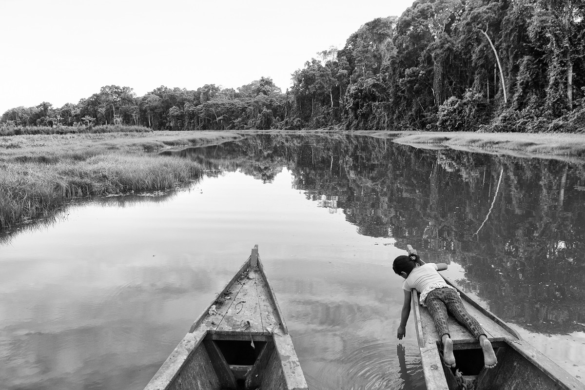 prua di una barca sul rio delle amazzoni