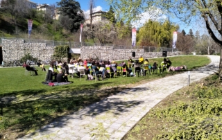 persone radunate al parco