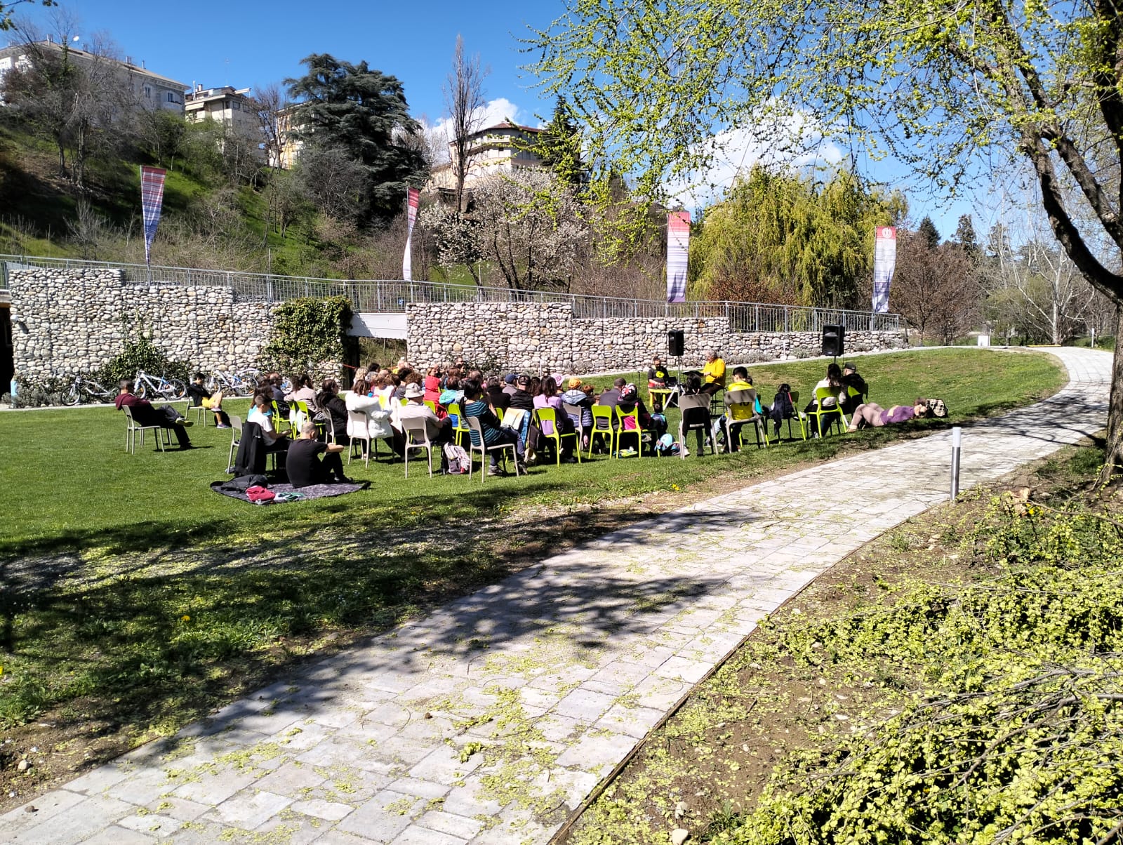 persone radunate al parco