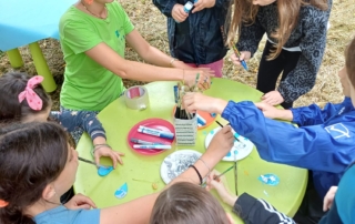 Bambini che svolgono un'attività educativa sull'acqua