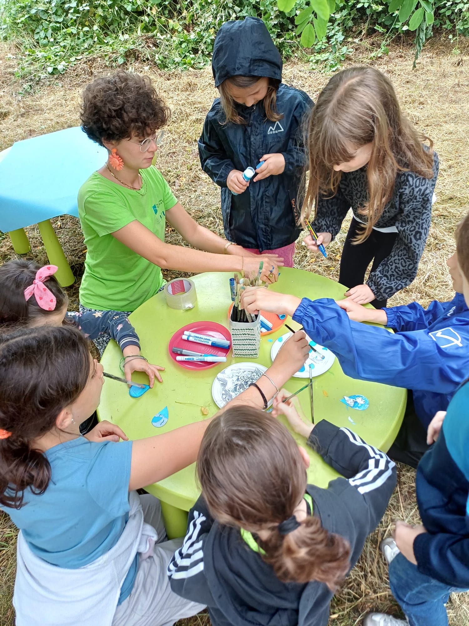 Bambini che svolgono un'attività educativa sull'acqua