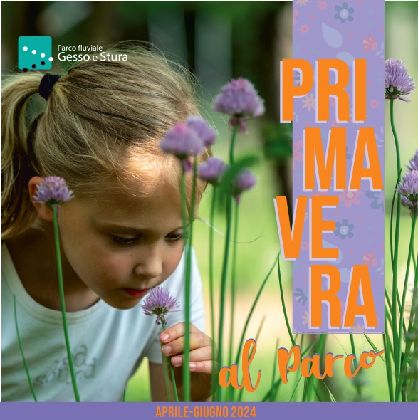 bimba che annusa un fiore